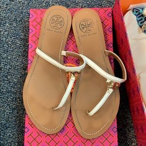 Tory Burch T logo flat thong 8.5